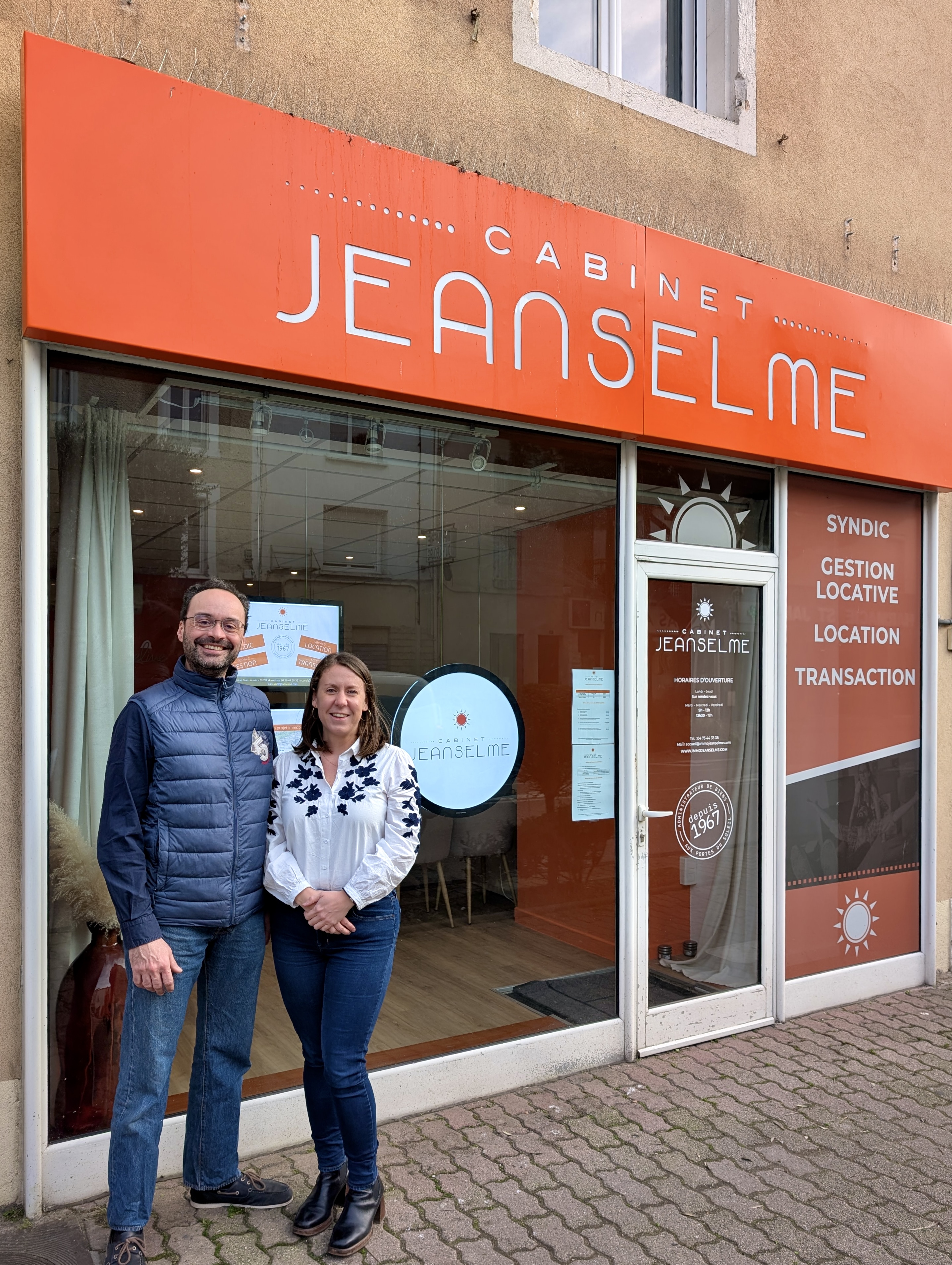 L'équipe devant la nouvelle agence de Montélimar